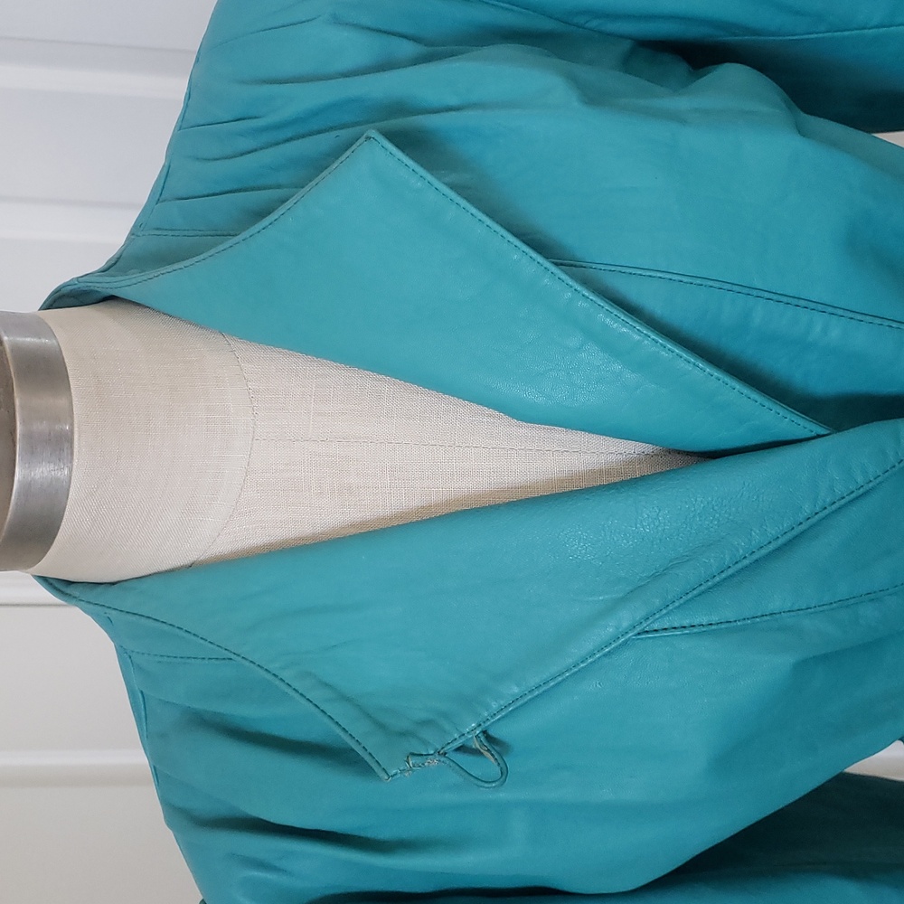 Vintage 80's Turquoise Leather Belted Jacket • Sculpted Shoulders • SIZE SMALL - Picture 10 of 16